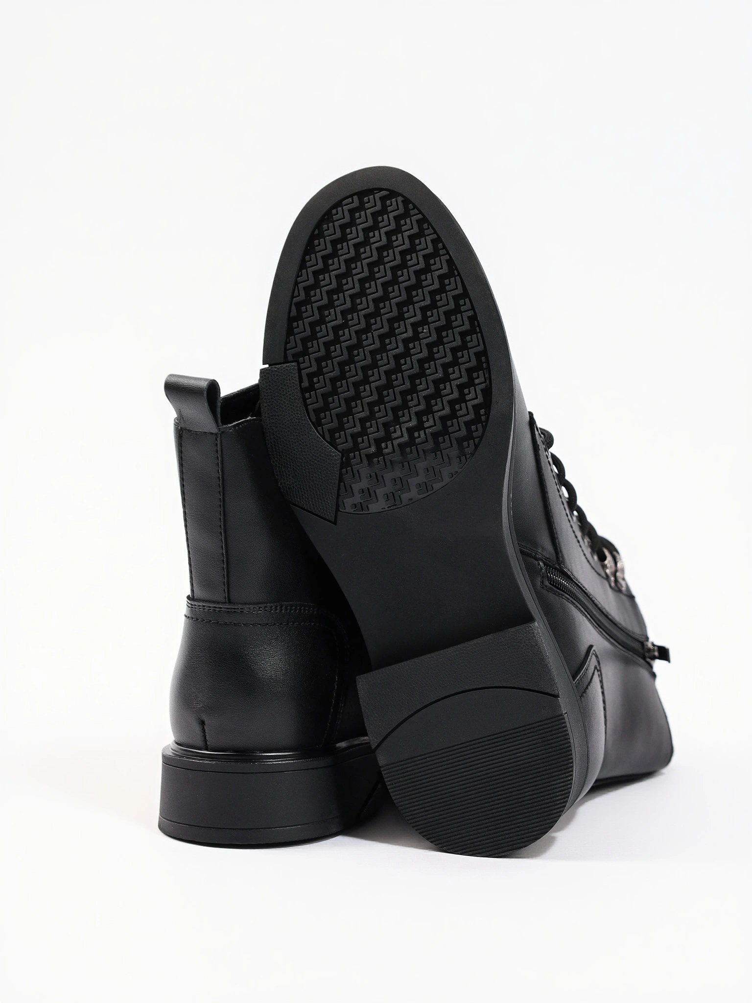 Ботинки-дерби черного цвета из натуральной кожи